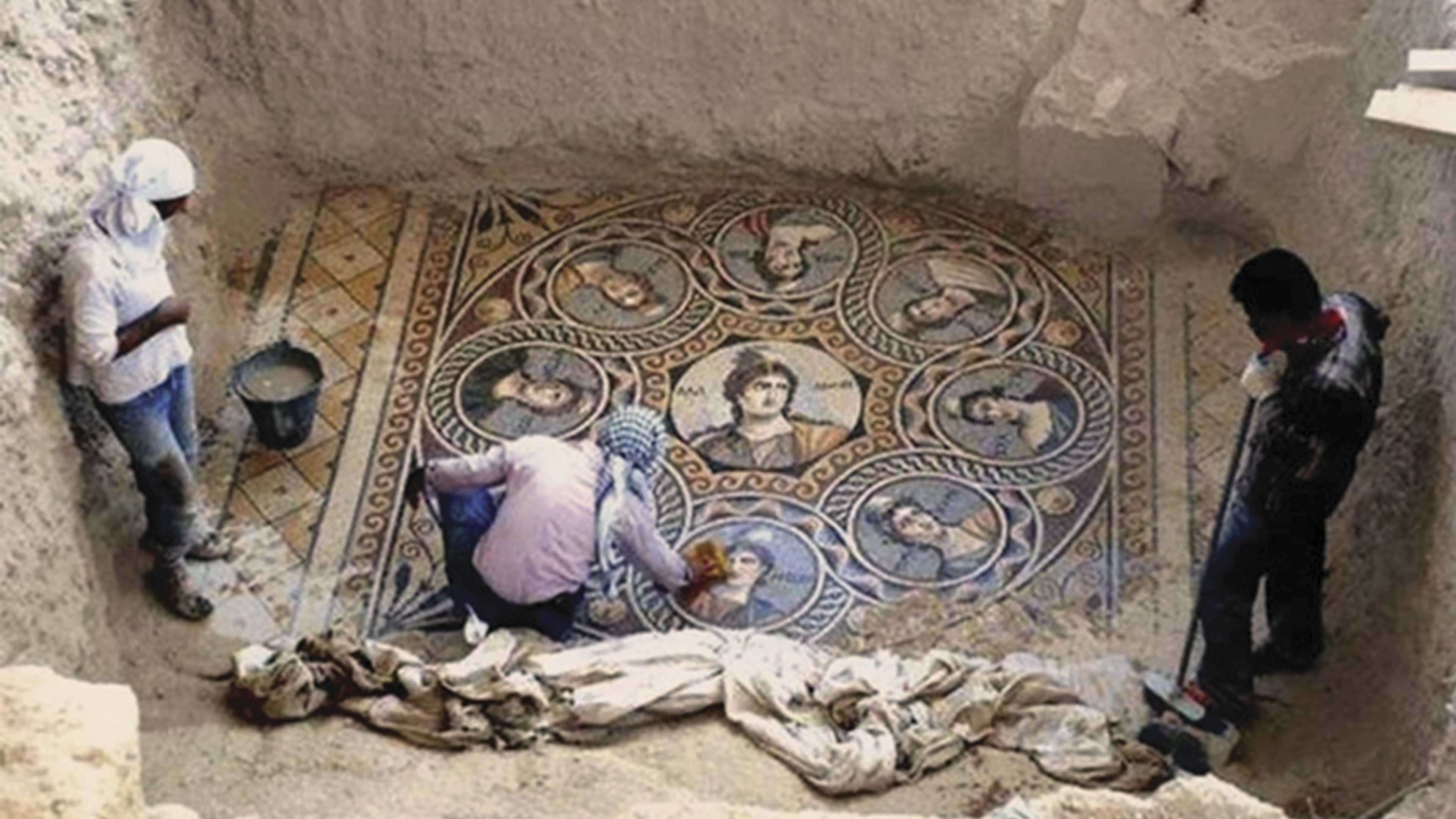 Descubren mosaicos griegos