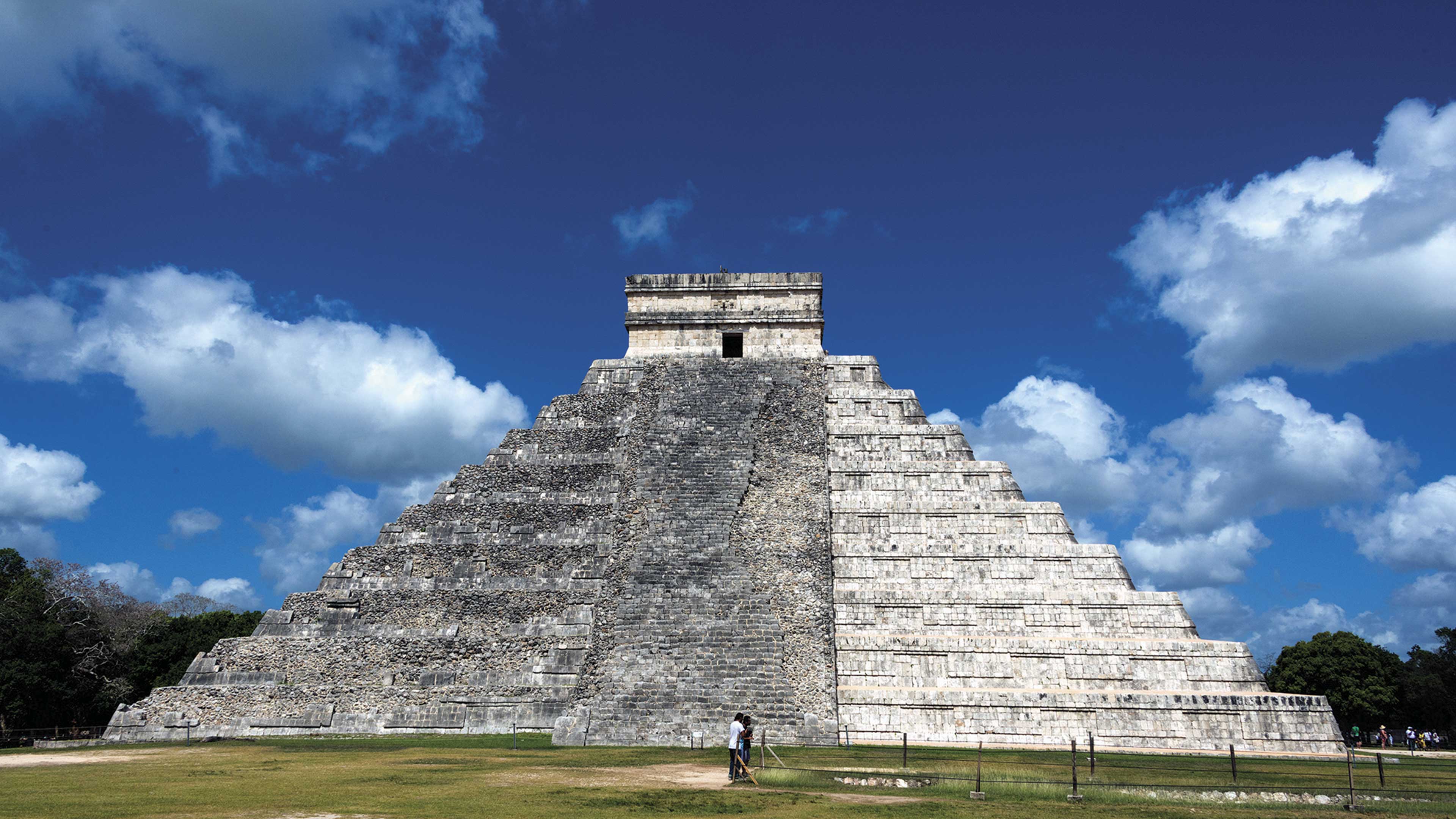 Cenote bajo el Castillo de Chichen Itzá