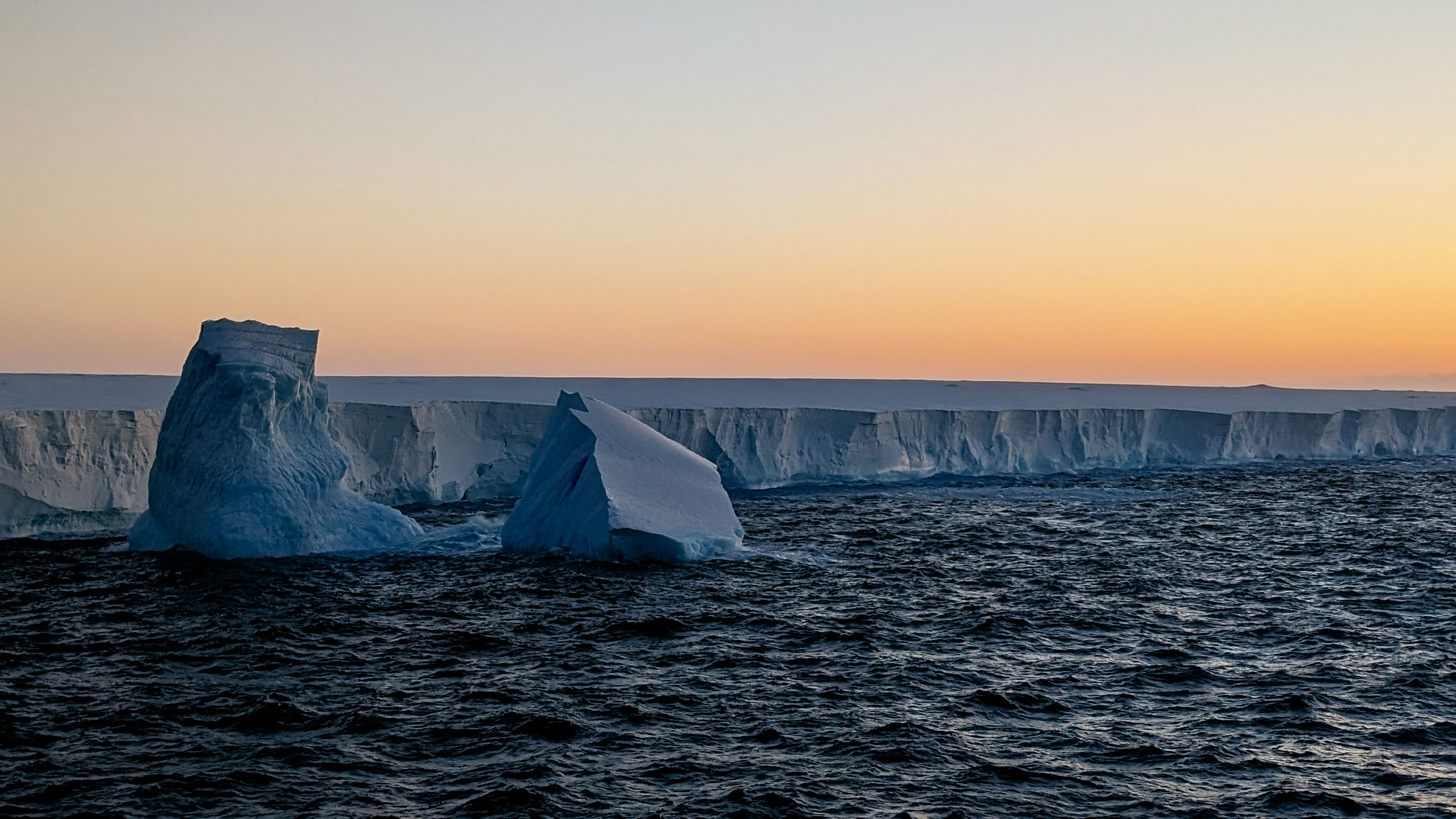 Un colosal iceberg a la deriva