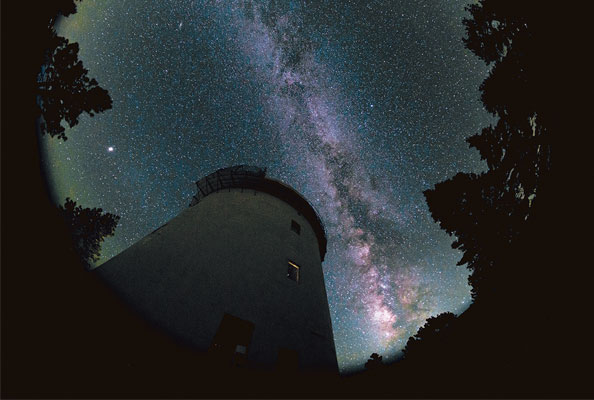 Imagen principal del artículo La Vía Láctea desde el Observatorio Astronómico Nacional de San Pedro Mártir