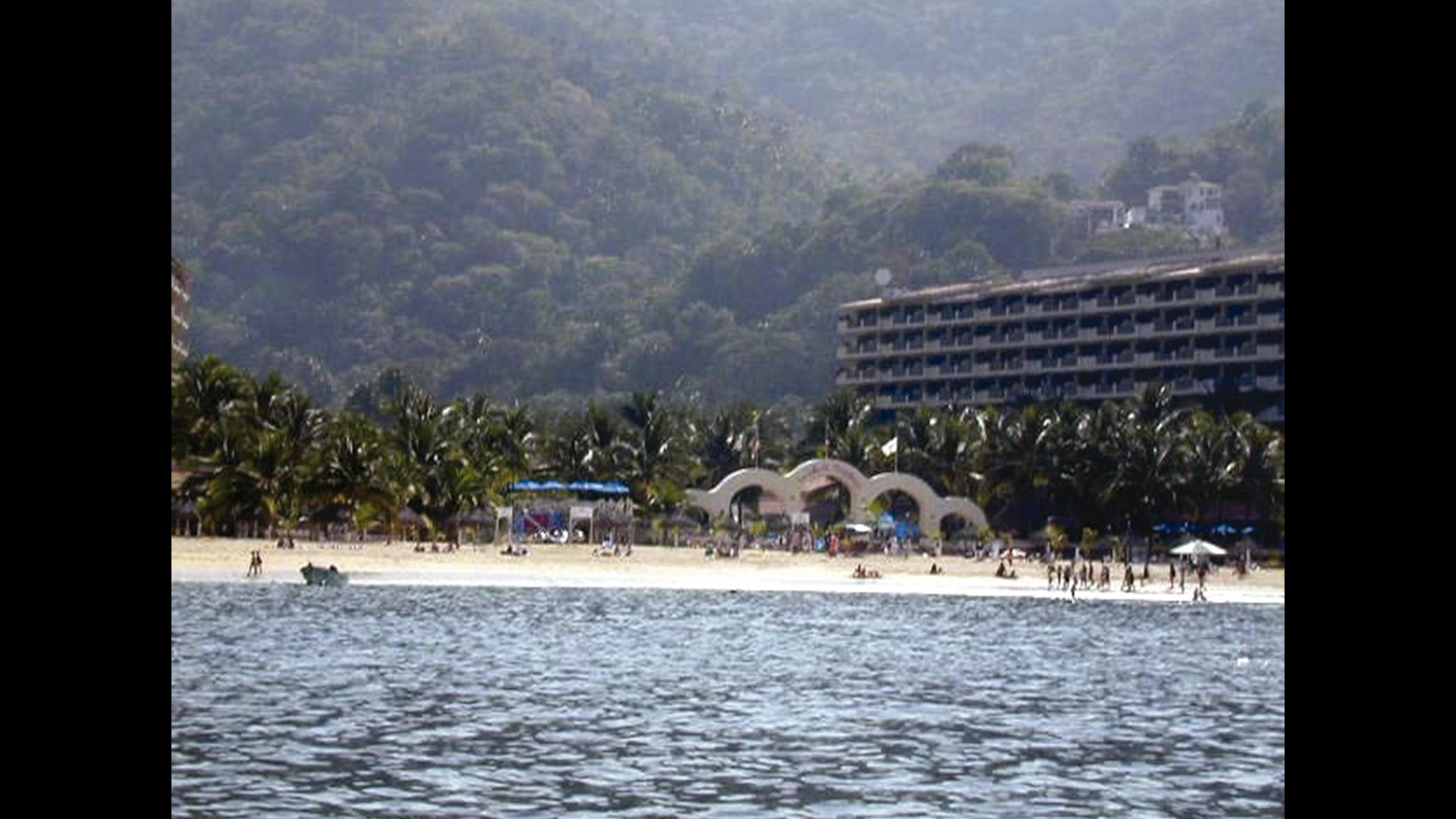 Desaparecen varios metros de playa